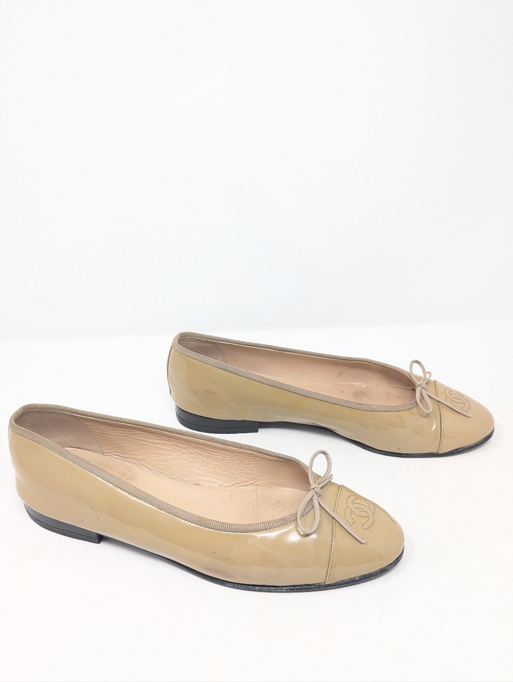 Chanel CC Ballet Flats Tan Beige Patent Leather Size 41 Ballerinas
